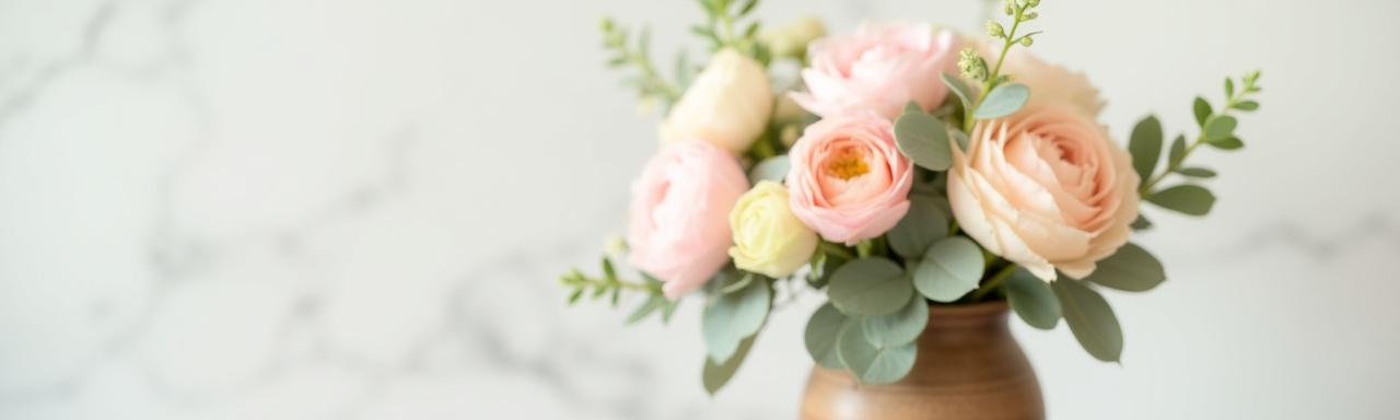Blumenbouquet in sanften Farben mit dem Meeresrose Logo